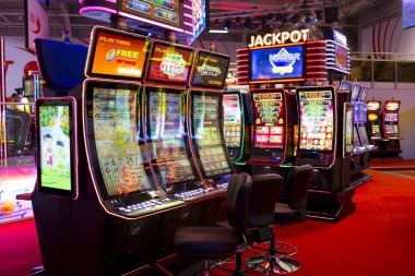 kuy138 Sic Bo game showing three dice, betting layout, and payout chart